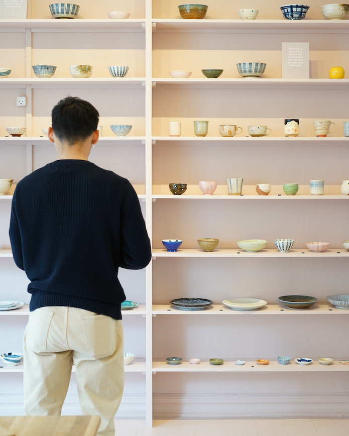 Mads Pedersen igang med at fylde ny keramik på hylderne