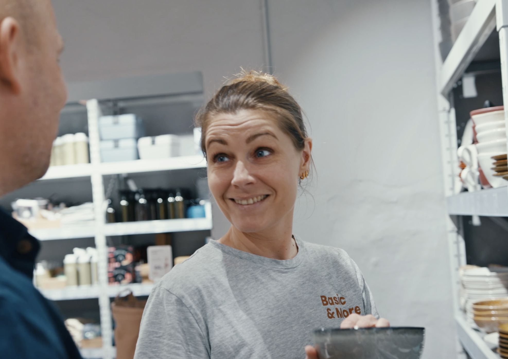 alt=" En medarbejder hos Basic & More i Aarhus."