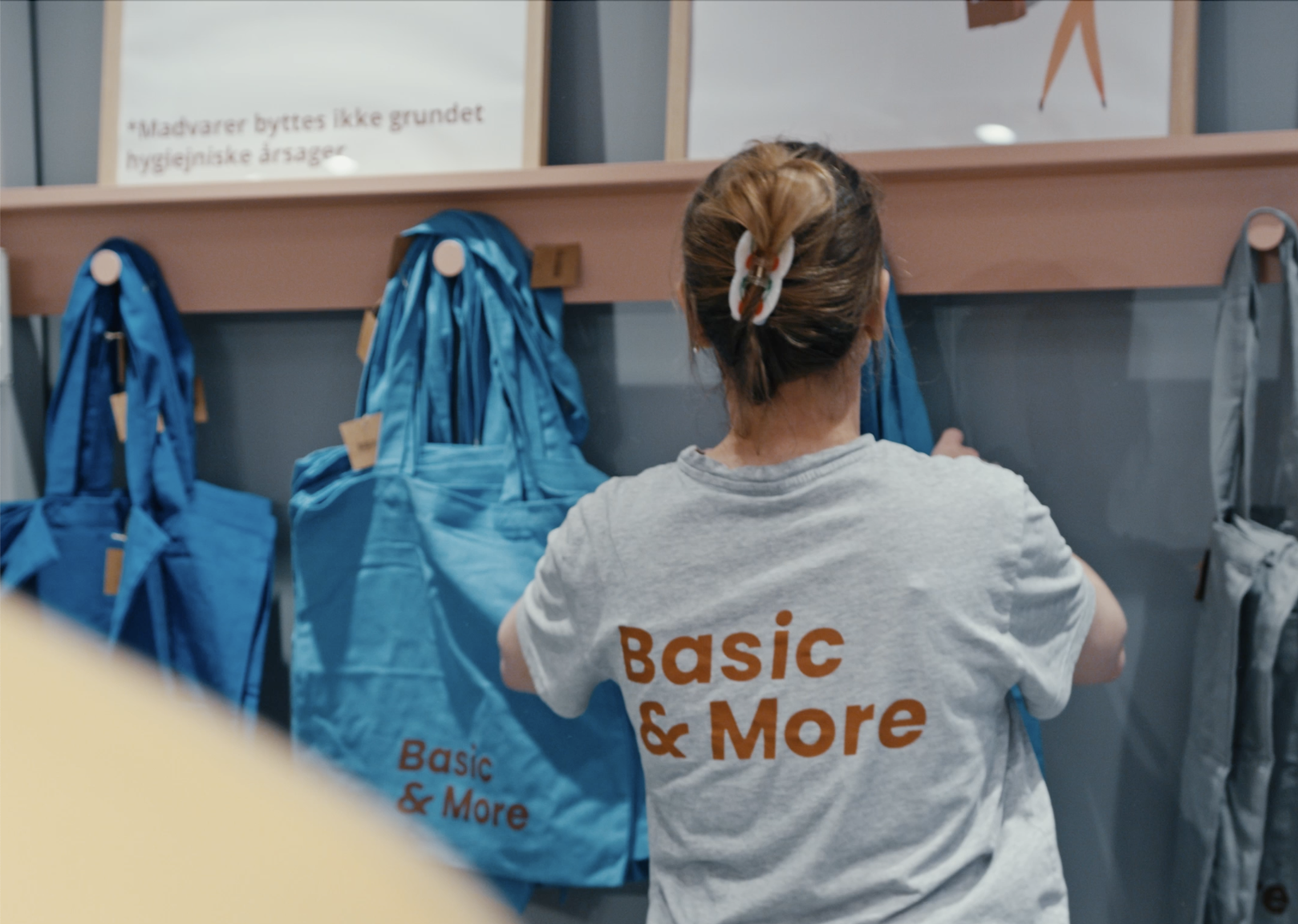 alt=" En af medarbejderne hos Basic & More i Aarhus.